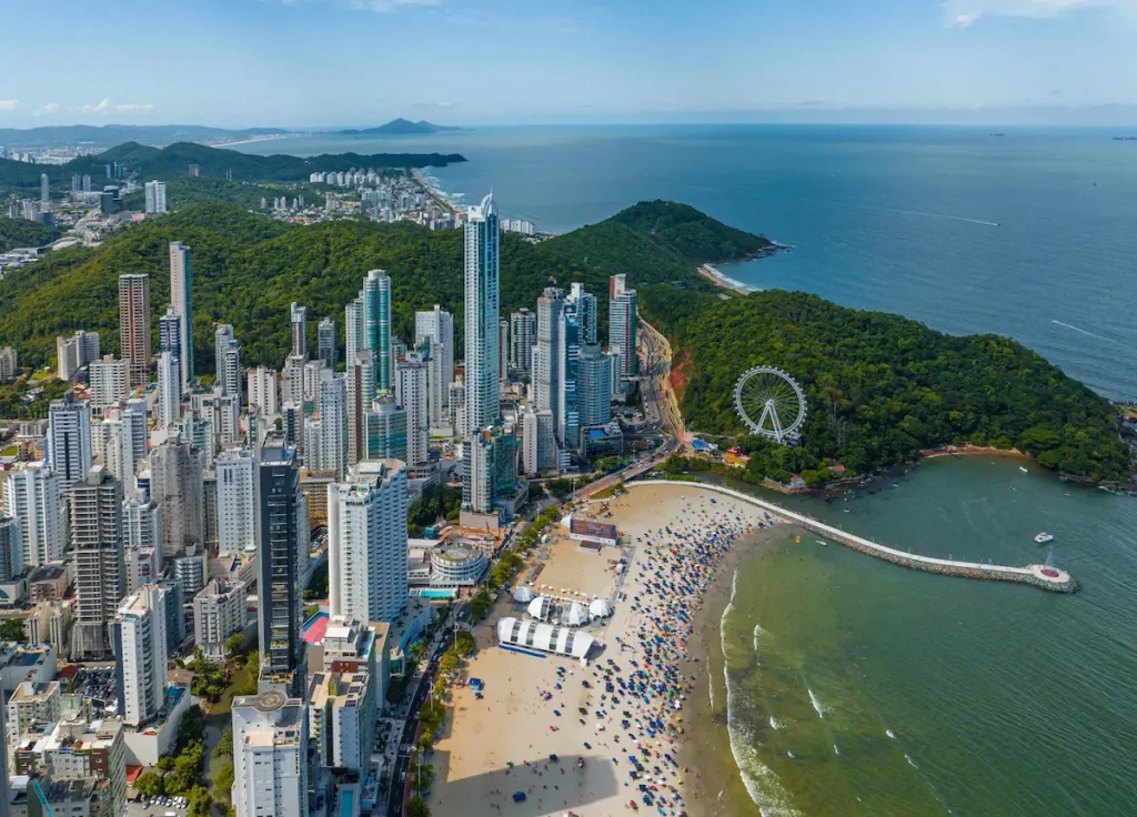 Vista aérea de Camboriú con sus playas rascacielos y la noria gigante Brasil