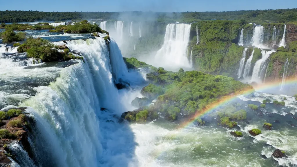 Cataratas del Iguazú con arco iris sobre la selva misionera Argentina