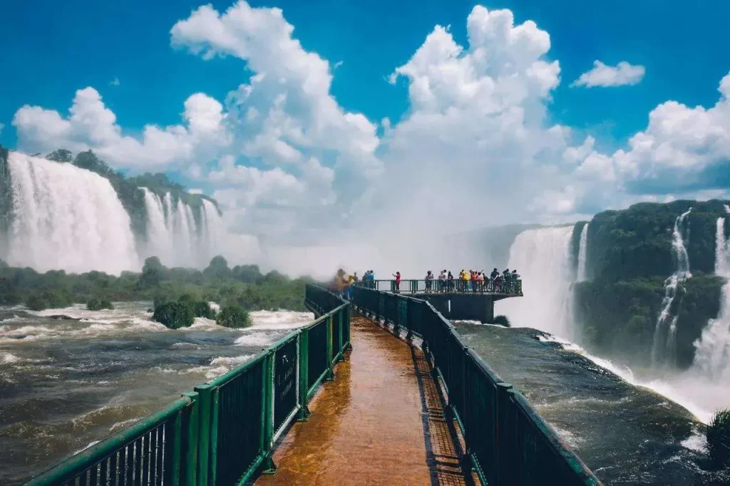 Pasarela principal de las Cataratas del Iguazú con turistas y cascadas al fondo Argentina