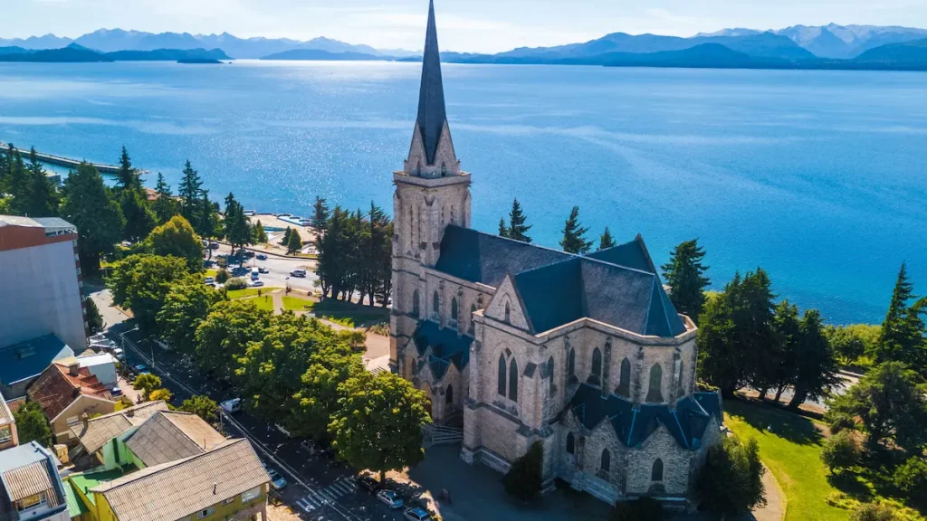 Catedral de Nuestra Señora del Nahuel Huapi frente al lago en San Carlos de Bariloche