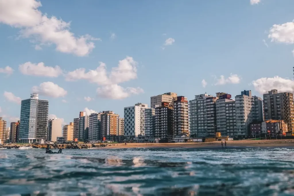Vista costera de Miramar con edificios frente al mar en Buenos Aires