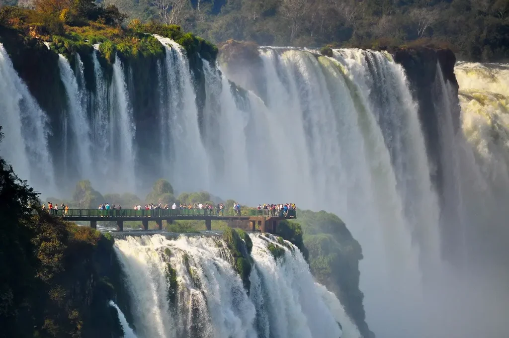 Pasarela con turistas frente a las cataratas del Iguazú Argentina