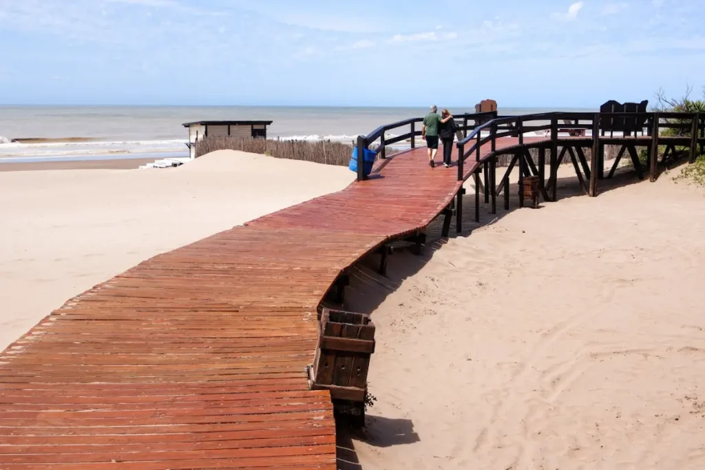 Pasarela de madera sobre las dunas en la playa de Villa Gesell