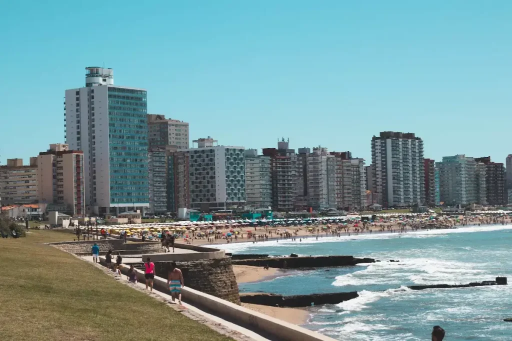 Vista panorámica de la playa de Miramar con turistas y edificios frente al mar
