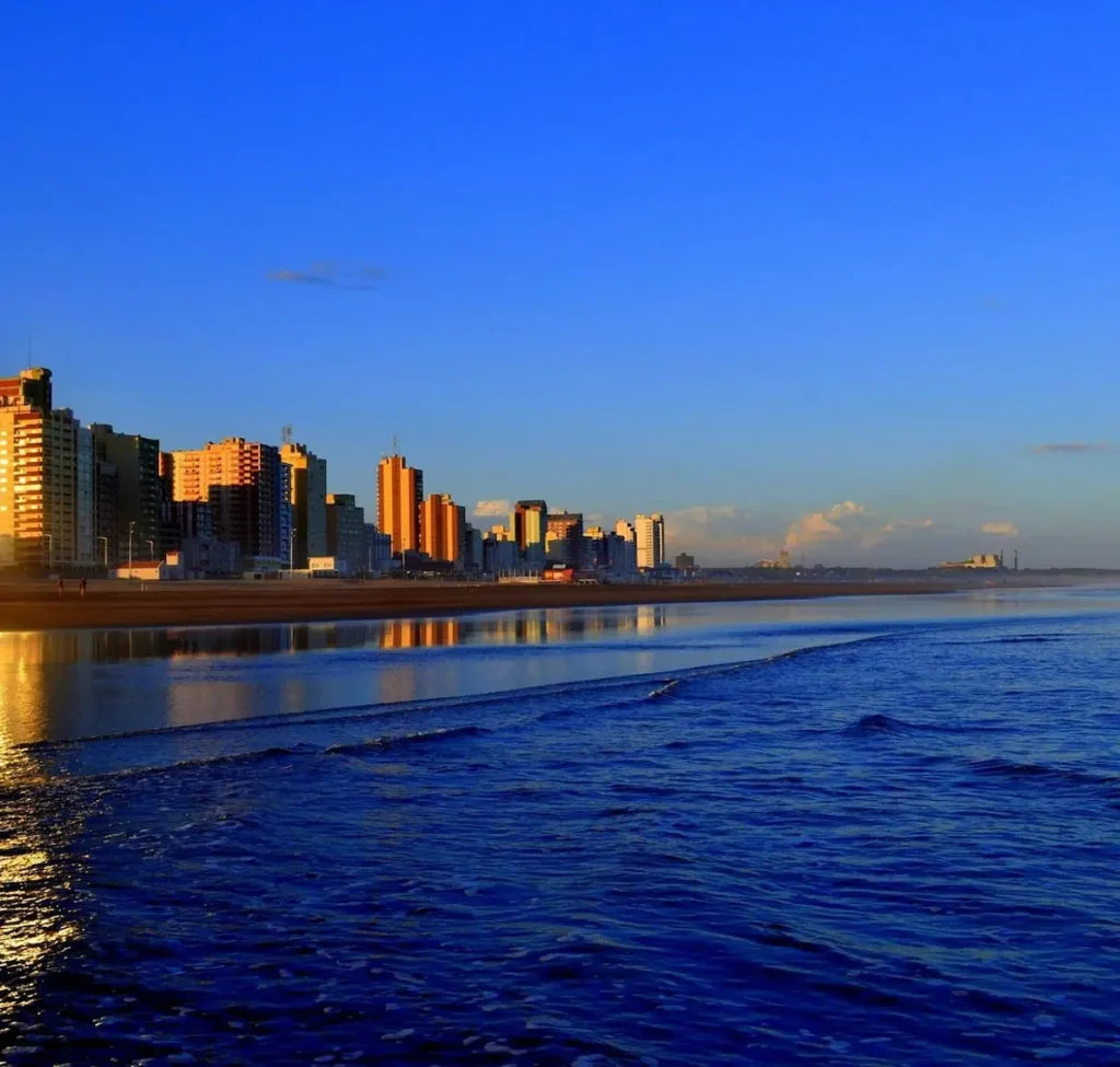 Vista panorámica de la playa y edificios de Necochea al amanecer
